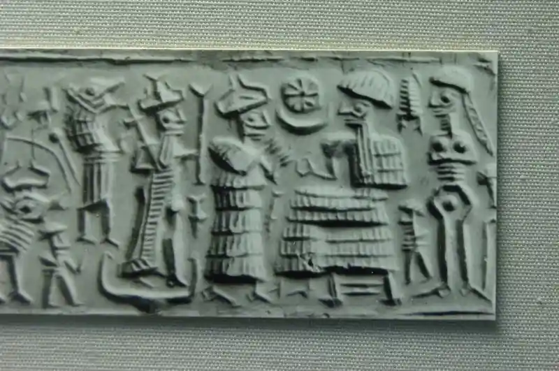 Solar disc on a black hematite cylinder seal